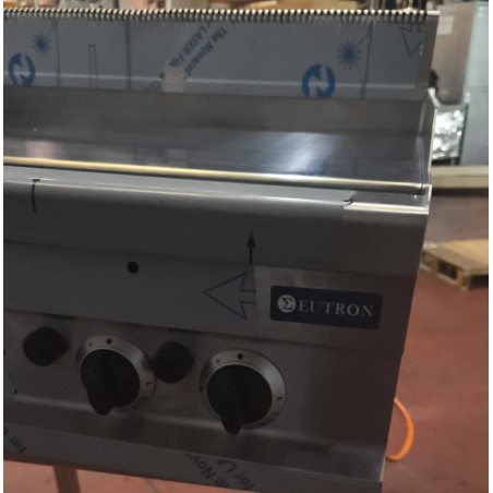 Fry-Top a gas doble Serie 700 GG721-S 800mm pequeño golpe inapreciable en chimenea